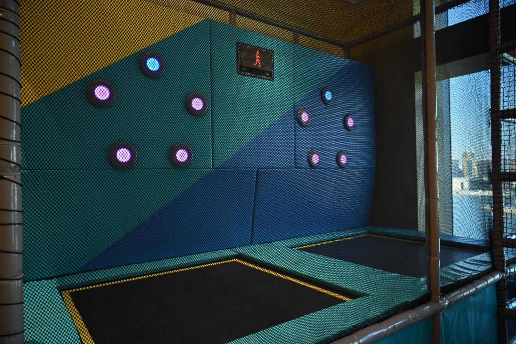 Onyx Rotana Hotel Manama Eksteriør billede Climbing wall