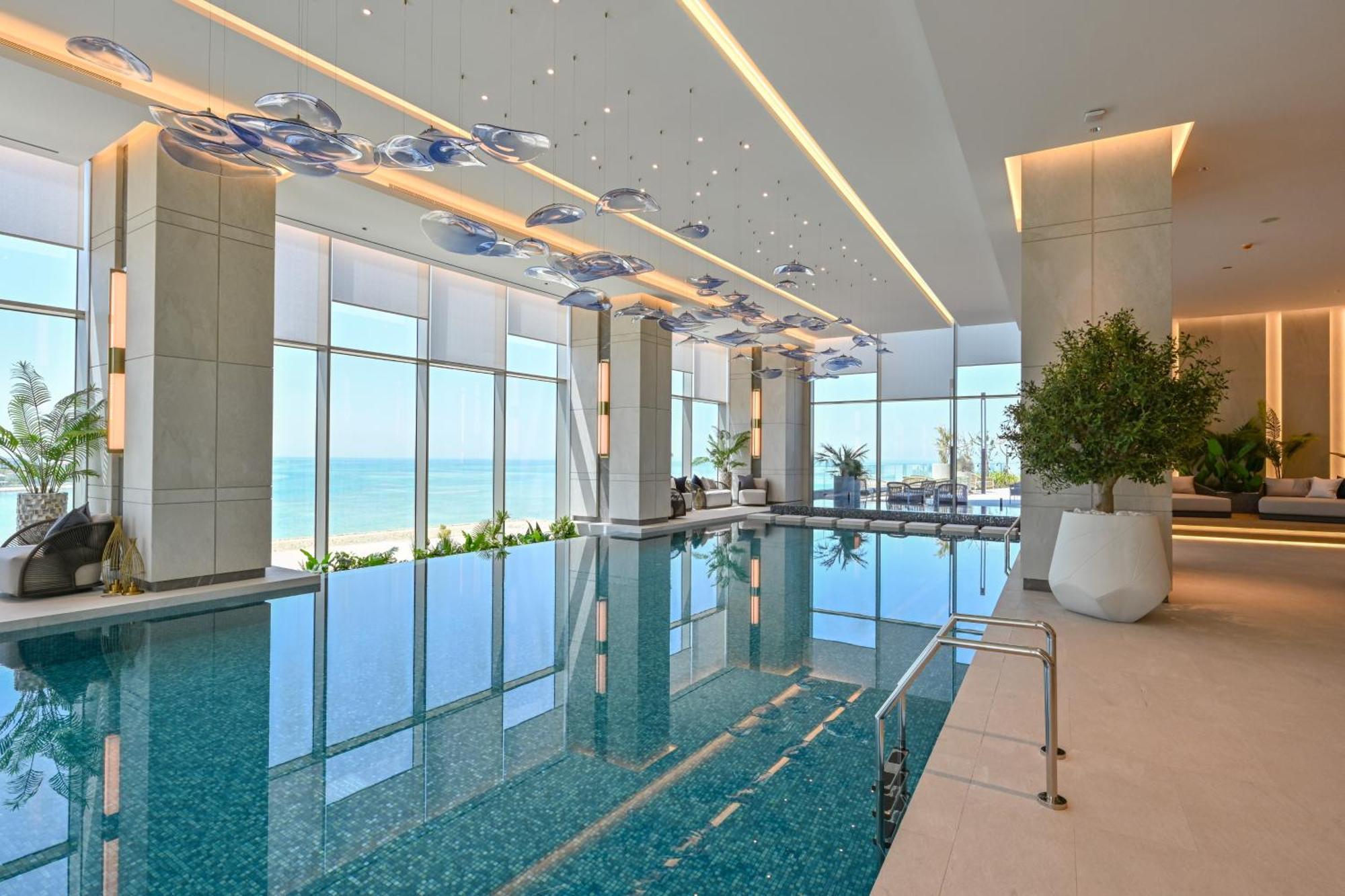 Onyx Rotana Hotel Manama Eksteriør billede The swimming pool at the hotel