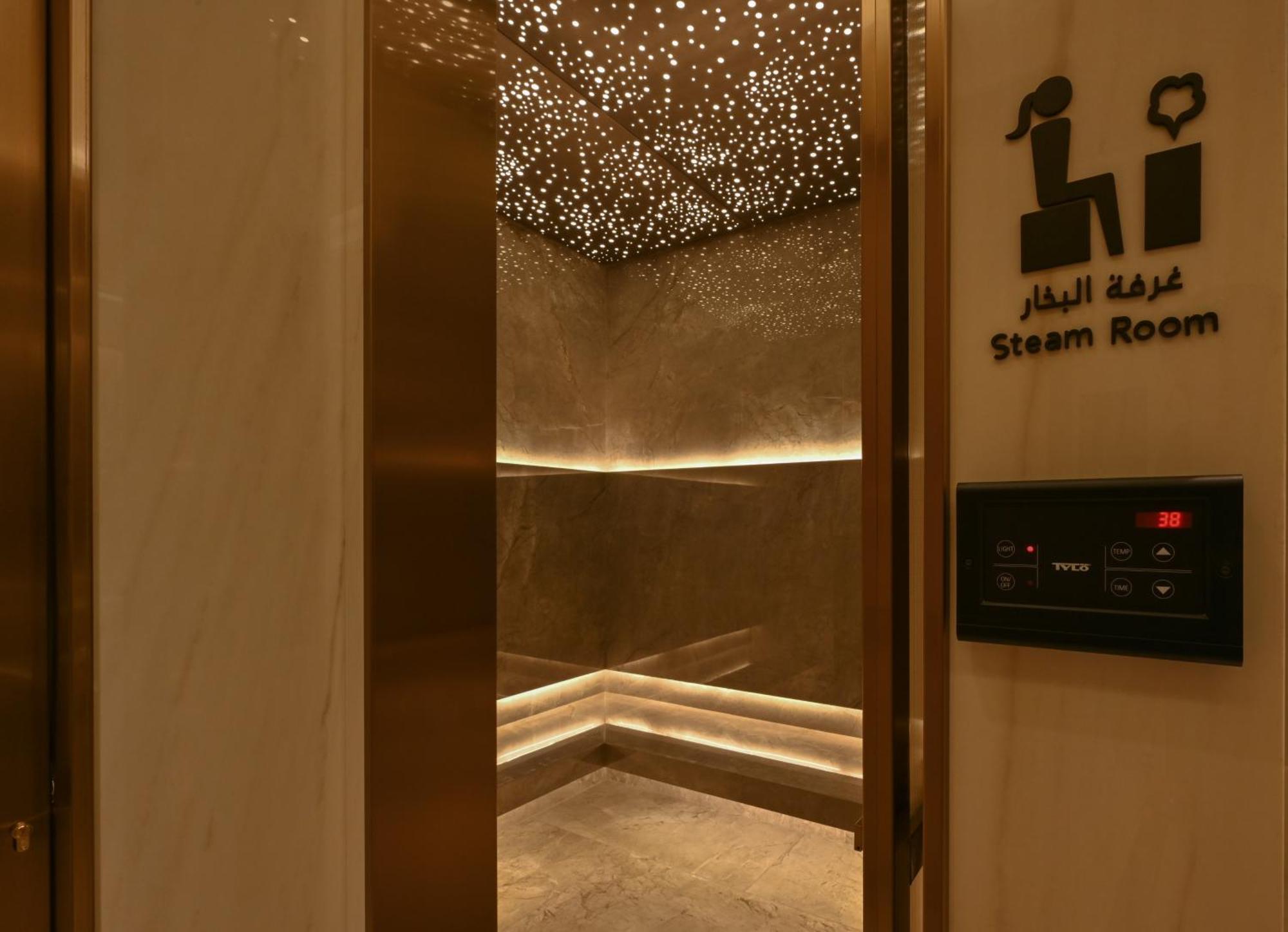 Onyx Rotana Hotel Manama Eksteriør billede A steam room in a hotel