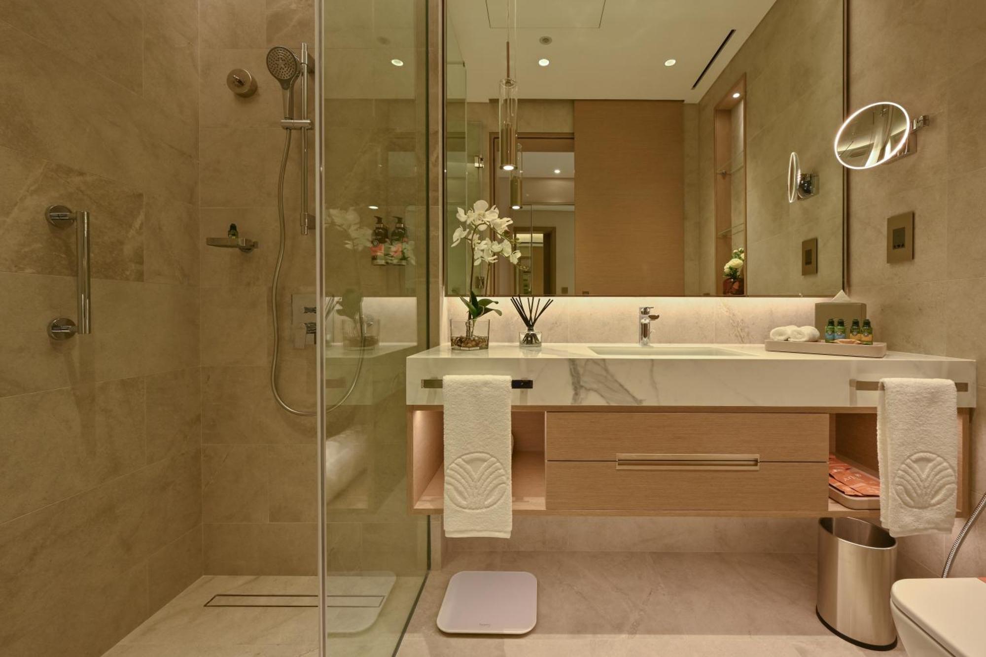 Onyx Rotana Hotel Manama Eksteriør billede A bathroom in a hotel