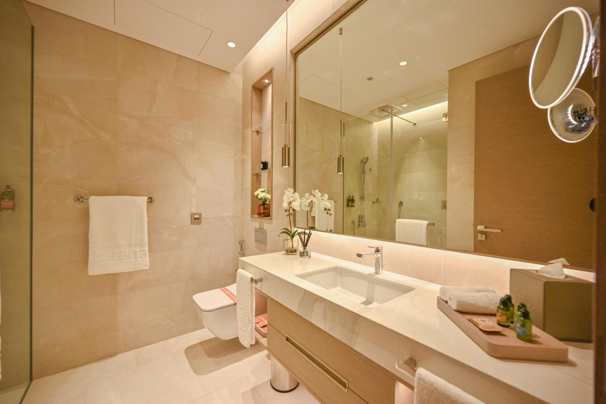 Onyx Rotana Hotel Manama Eksteriør billede Bathroom