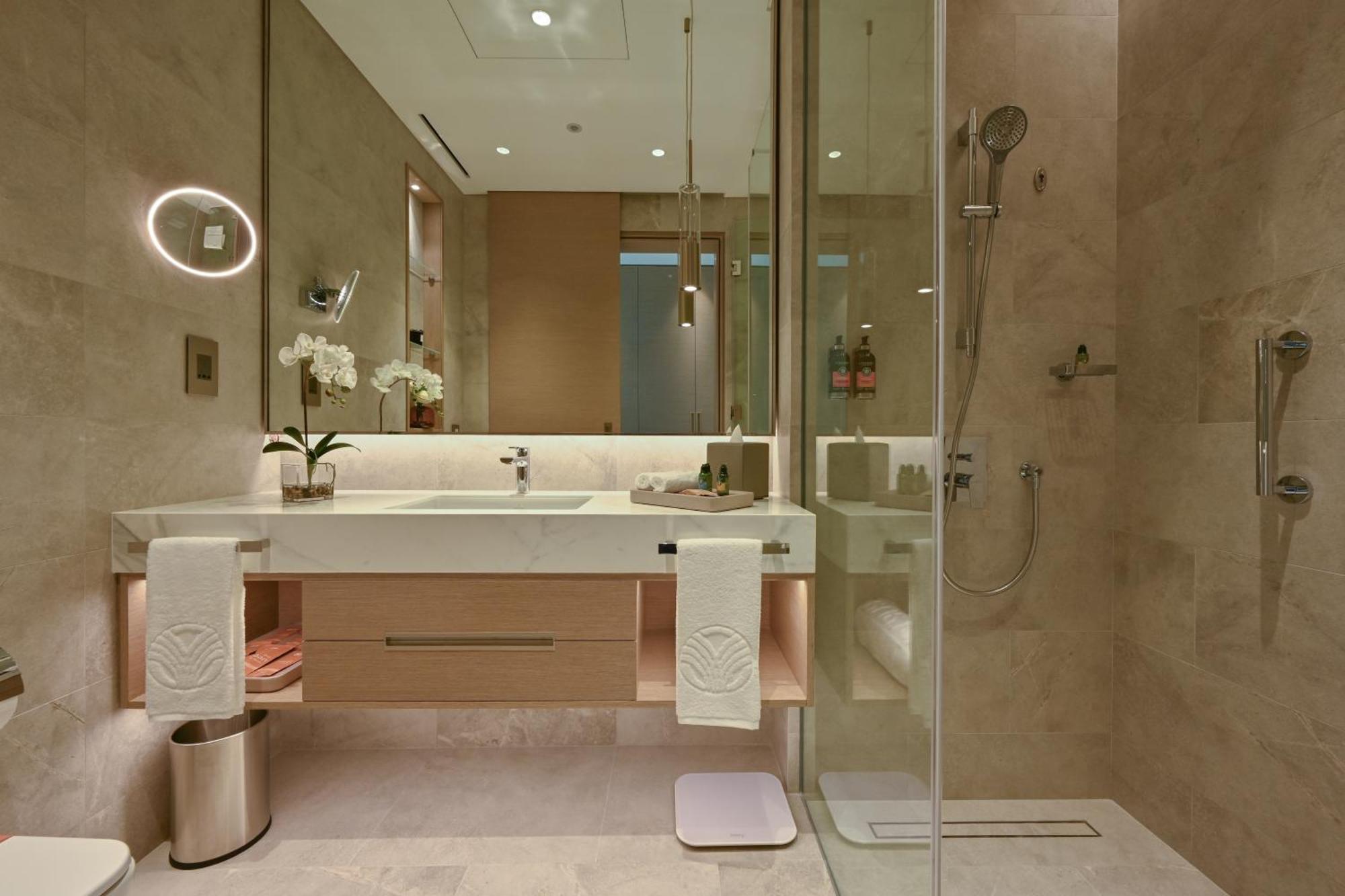 Onyx Rotana Hotel Manama Eksteriør billede Bathroom