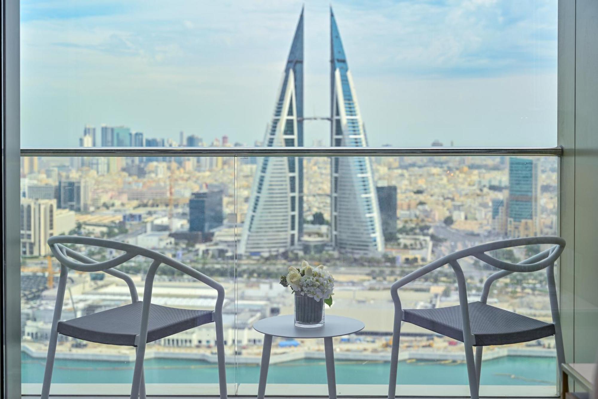 Onyx Rotana Hotel Manama Eksteriør billede View of the Four Seasons Hotel
