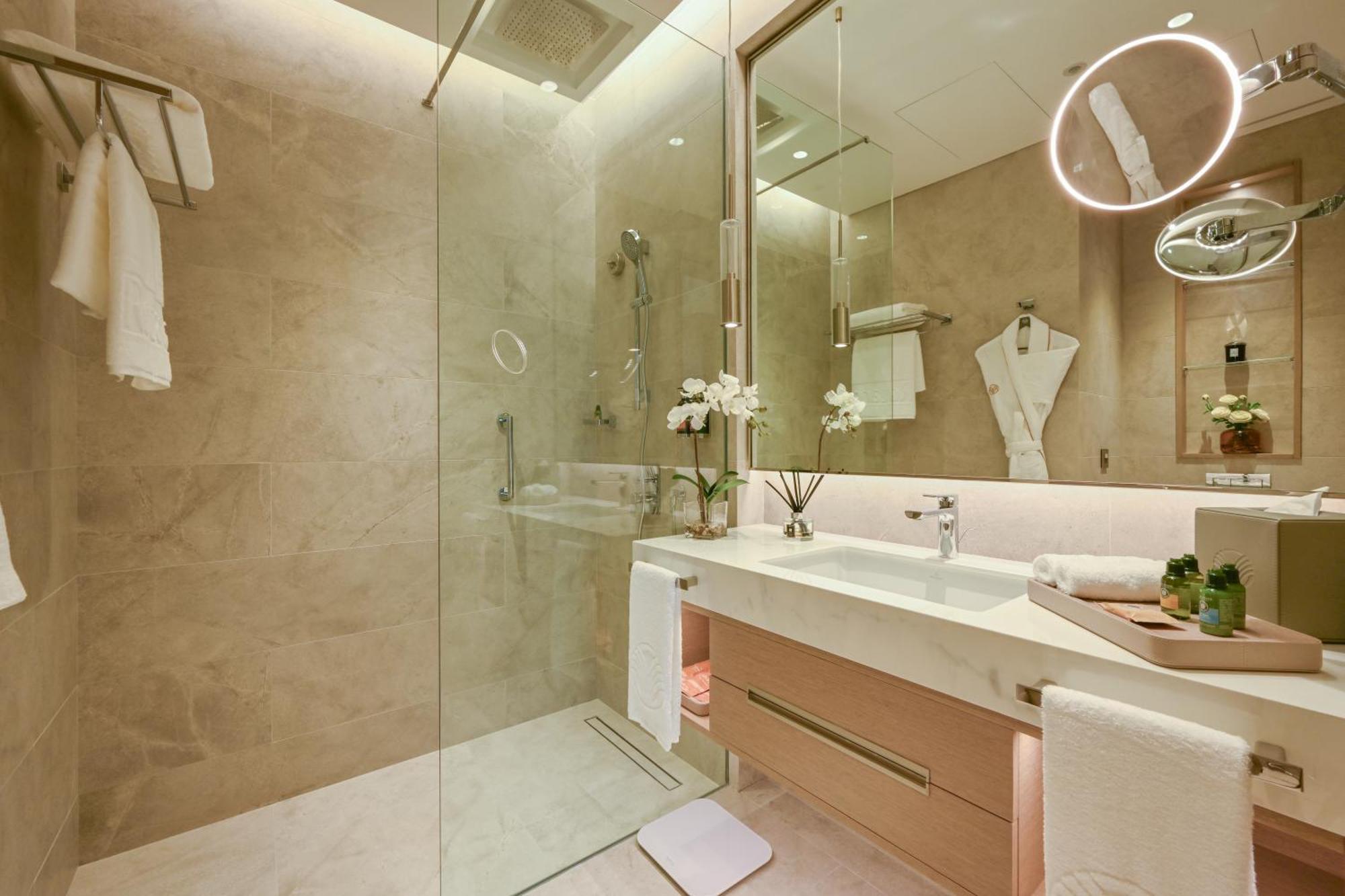 Onyx Rotana Hotel Manama Eksteriør billede A bathroom in a hotel